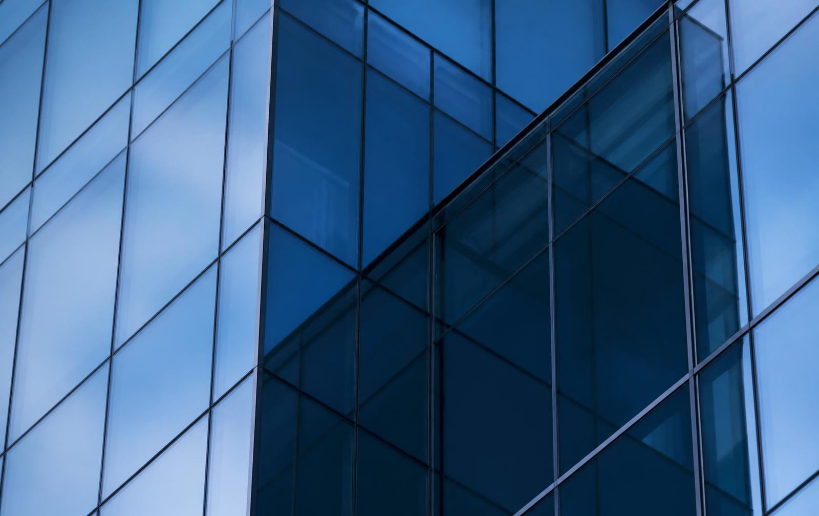 Fachada de vidrio de un edificio corporativo